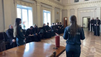 Фото 3. Инспекторы МЧС проверяют безопасность в орловских храмах перед Пасхой