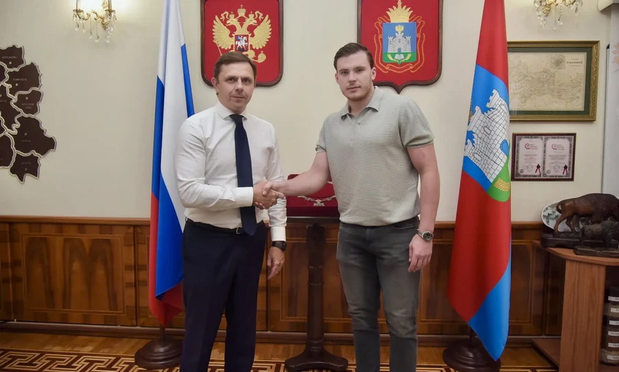 Андрей Клычков встретился с орловским хоккеистом НХЛ Александром Никишиным