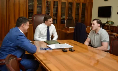 Фото 1. Андрей Клычков встретился с орловским хоккеистом НХЛ Александром Никишиным