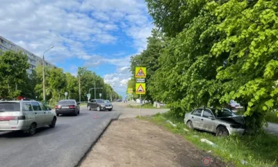 В Мценске автомобиль въехал в дерево