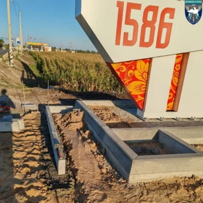 Фото 2. В Ливнах благоустроили территорию, прилегающую к въездной стеле