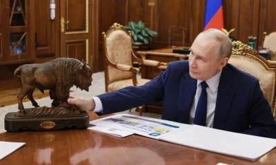 Президент РФ получил от губернатора Орловской области статуэтку зубра