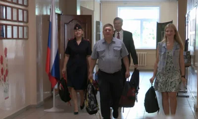 Орловские полицейские и общественники пришли в школу с подарками