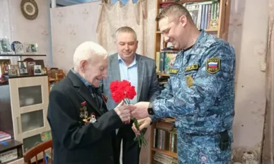 Орловские приставы поздравили ветерана ВОВ с Днём защитника Отечества