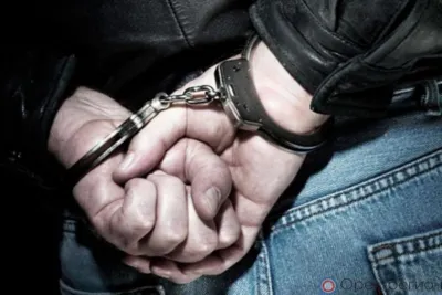 В Орле задержали мужчину, разбившего стекло в остановочном павильоне