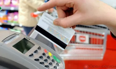 В Ливнах женщина сходила за покупками с чужой банковской картой