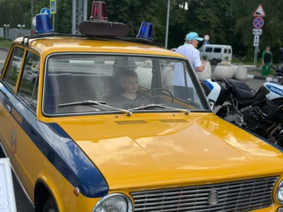 Фото 1. Сегодня в Орле сотрудники ГАИ организовали музей под открытым небом