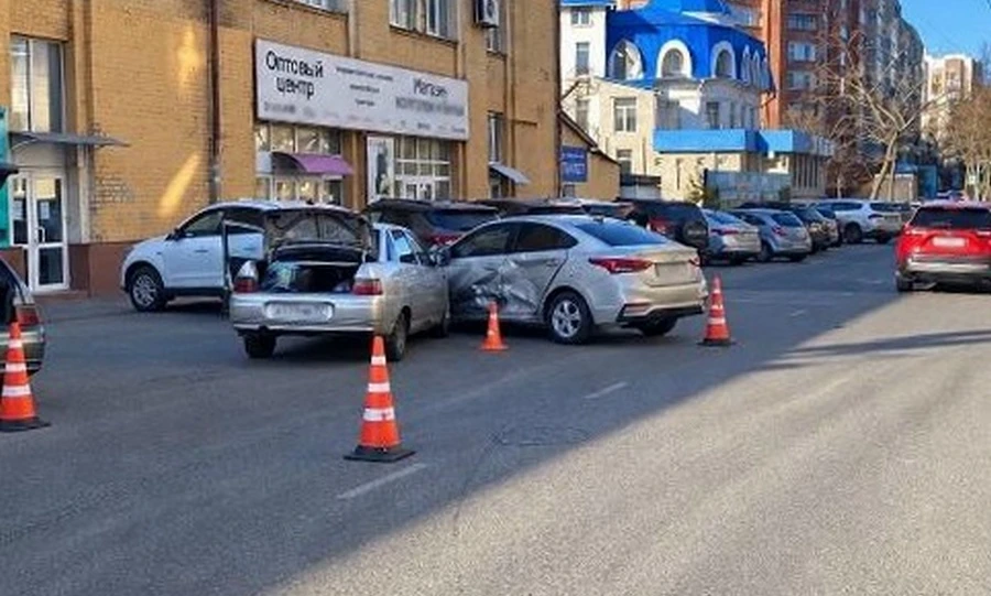 В тройном ДТП в Орле пострадали два человека