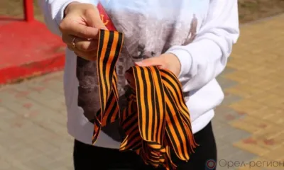 В Орле волонтёры раздают Георгиевские ленточки