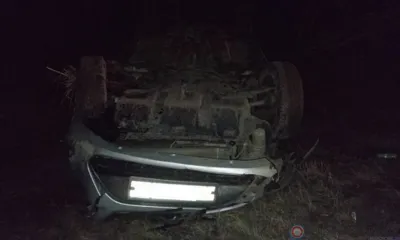 На трассе под Орлом Ford съехал с дороги, перевернулся и врезался в дерево