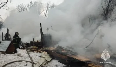 Фото 1. Орловские пожарные тушат большое возгорание в Леженках