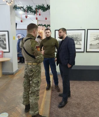 Фото 1. Рисуют мужчины войну: В Орле открылась экспозиция произведений членов Студии военных художников им. М. Б. Грекова