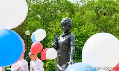 В Малоархангельске открыли памятник первой учительнице