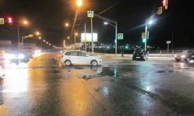 В Орле Volkswagen после столкновения с Lada Kalina протаранил дорожное ограждение