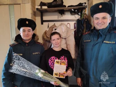 Фото 1. Инспекторы МЧС поздравили многодетных мам Орла с наступающим 8 Марта