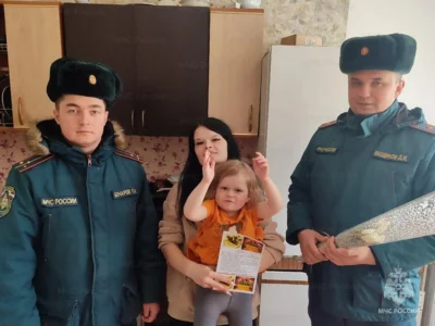 Фото 2. Инспекторы МЧС поздравили многодетных мам Орла с наступающим 8 Марта
