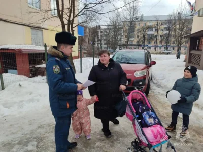 Фото 3. Инспекторы МЧС поздравили многодетных мам Орла с наступающим 8 Марта