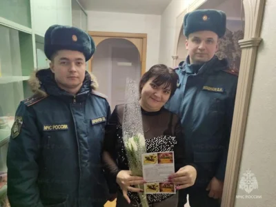 Фото 4. Инспекторы МЧС поздравили многодетных мам Орла с наступающим 8 Марта