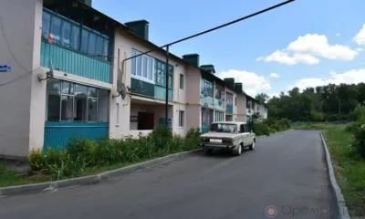 Асфальт, скамейки, фонари: Свои дворы амчане благоустраивают по минимуму