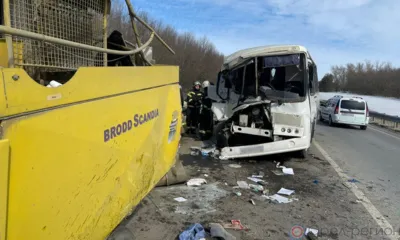 Под Орлом рейсовый автобус врезался в КамАЗ