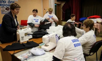 Орловские «серебряные» волонтёры связали носки и перчатки, сшили подушки и одеяла для наших бойцов