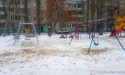 В Орле продолжается демонтаж аварийного детского игрового и спортивного оборудования