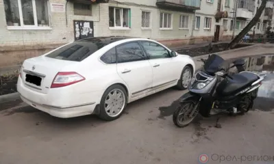 В Орле мотоциклист врезался в стоящий Nissan Teana