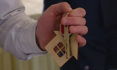 В Глазуновском районе сироте вручили ключи от квартиры