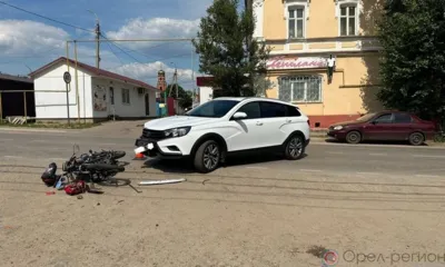 В Болхове несовершеннолетний водитель мопеда попал под колёса Lada Vesta