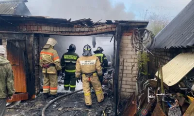 Под Орлом сгорел гараж и находившийся в нём BMW