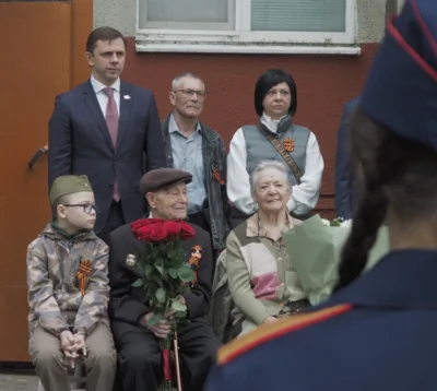 Фото 4. Андрей Клычков поздравил орловского ветерана Великой Отечественной войны Виктора Бондаря с Днём Победы