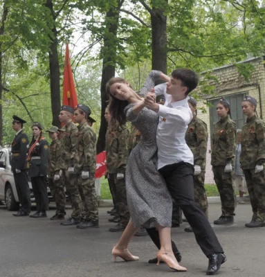 Фото 6. Андрей Клычков поздравил орловского ветерана Великой Отечественной войны Виктора Бондаря с Днём Победы