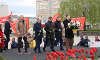 Губернатор Андрей Клычков возложил цветы к памятнику Ленину