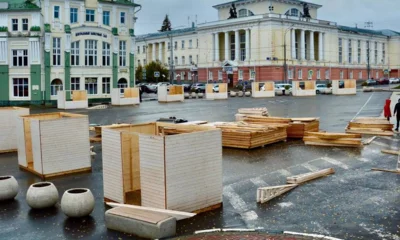 В Орле на центральной площади началась установка новогодних домиков