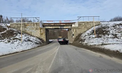 Под Орлом перевернувшийся автомобиль ограничил движение под мостом