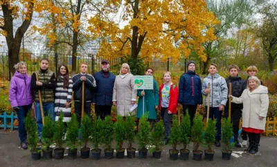 В Орле экоактивисты высадили сотню туй
