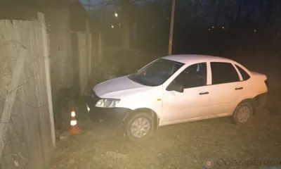 В Мценске девушка за рулём Lada сбила пенсионерку и врезалась в ворота