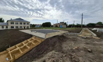 В Сосково продолжается строительство спортивной площадки