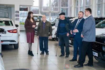 Фото 3. Пострадавшие на производстве орловцы получили ключи от новых автомобилей