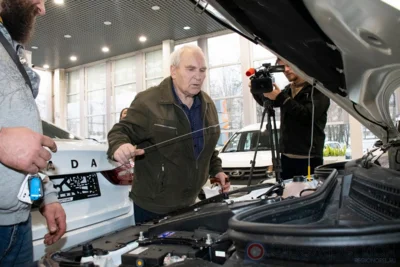 Фото 5. Пострадавшие на производстве орловцы получили ключи от новых автомобилей