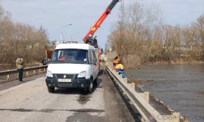 Вода освободила мост в деревне Гать Орловского МО