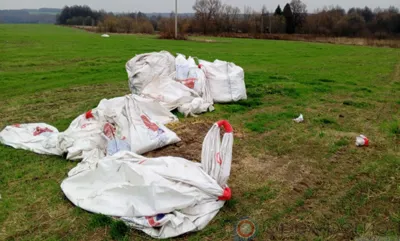 В Орловской области убрали свалку мешков на поле