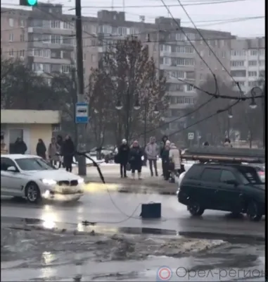 В Орле на ул. Октябрьской оборвались троллейбусные провода