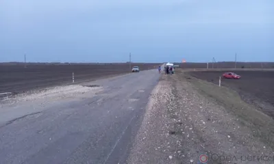 Под Орлом автомобиль перевернулся из-за ямы на дороге