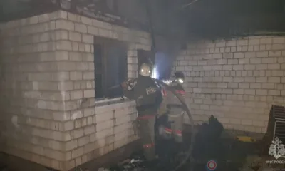 Орловские пожарные спасли от огня дом и гараж