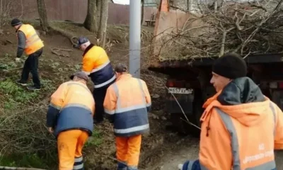 Фото 1. Более 40 коллективов Кромского района приняли участие в экологическом субботнике