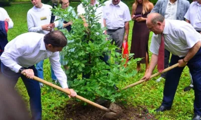 Андрей Клычков и Геннадий Зюганов высадили в Спасском-Лутовинове молодые дубки