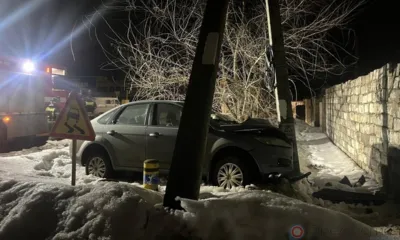 Под Орлом Ford Focus на полной скорости врезался в столб