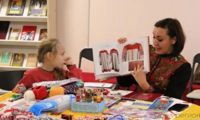 В орловском павильоне на ВДНХ гостей научат росписи по дереву и плетению куклы