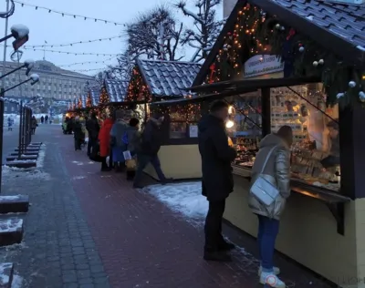 На улице Ленина в Орле к вечеру начинают работать домики с сувенирами